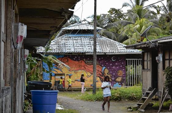 Medidores de energía afuera de las casas de madera. “Estamos muy contentos. Antes era muy complejo cualquier cosa, por ejemplo, ver un partido por televisión”, dice Jimmy Montaño, presidente del...<br>Especial para El País